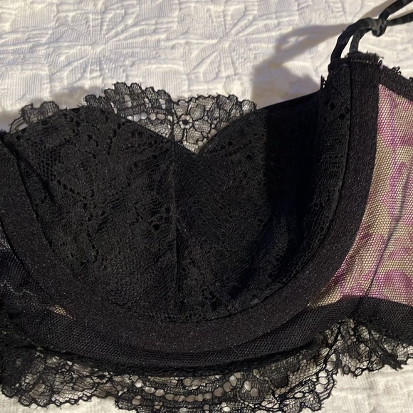 Fabulous brocade bra with lightly padded underwire cups and lace detail. - Picture 8 of 15